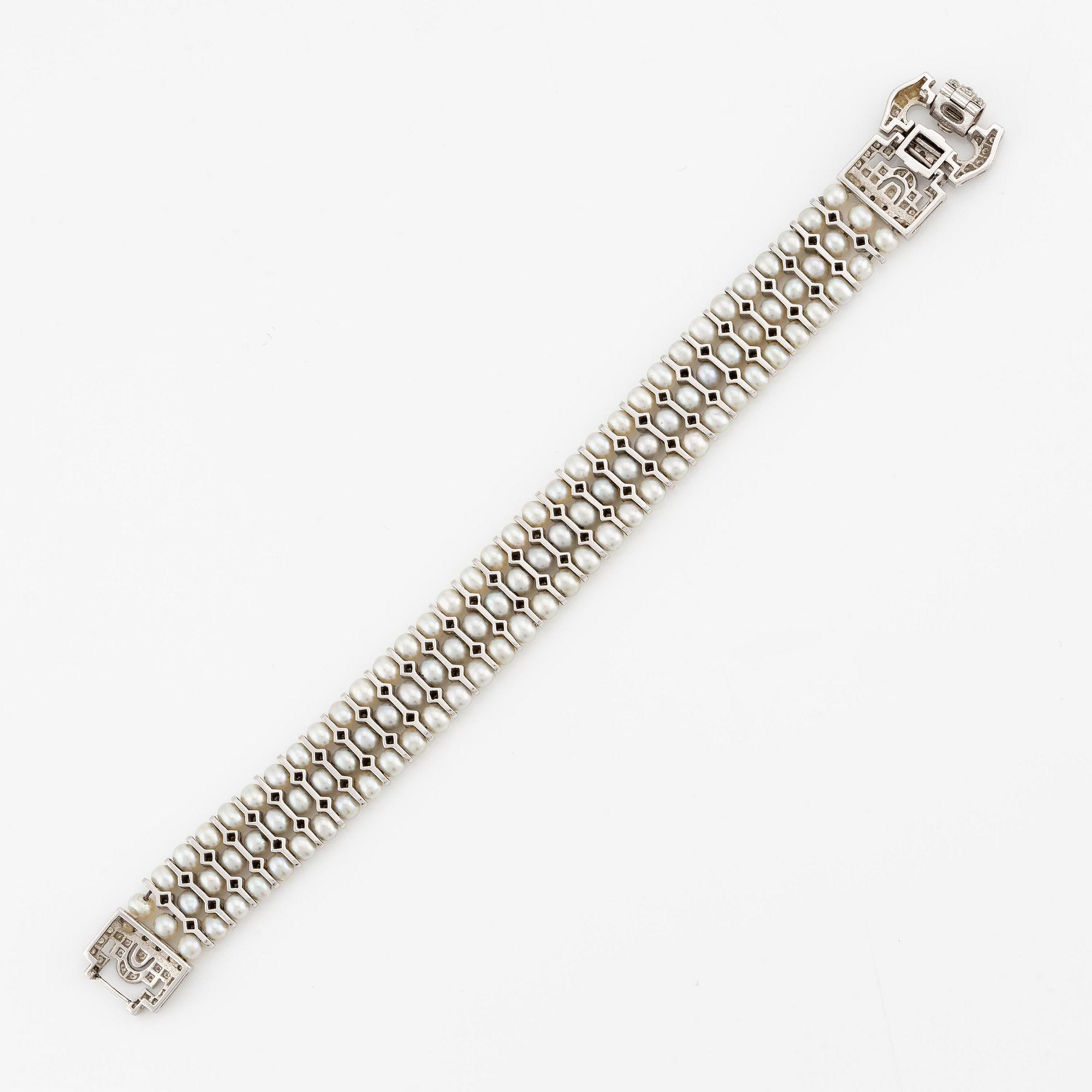 Armband 18K vitguld med odlade pärlor och runda briljantslipade diamanter.