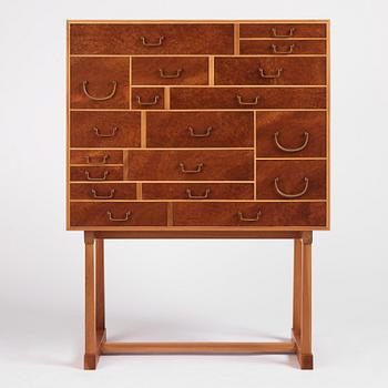 Josef Frank, "Nationalmuseiskåpet", modell "881", Firma Svenskt Tenn, sannolikt tidigt 1980-tal.