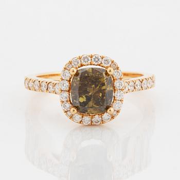 Ring med cushionformad natural fancy brownish yellow diamant, 
2,16 ct, med certifikat IGI.