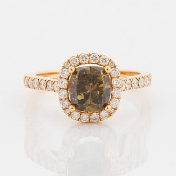 Ring med cushionformad natural fancy brownish yellow diamant, 
2,16 ct, med certifikat IGI.