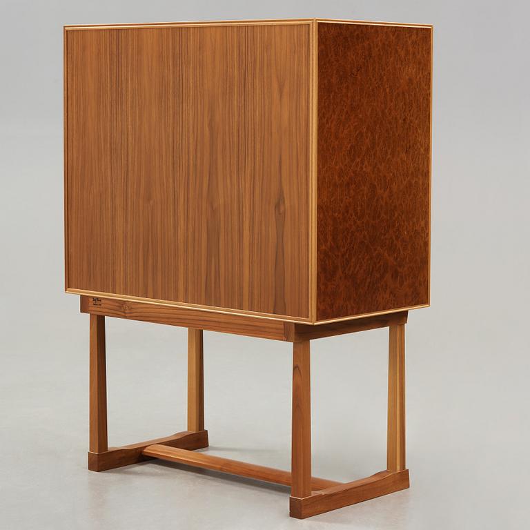 JOSEF FRANK, skåp, "Nationalmuseiskåpet" Firma Svenskt Tenn, modell 881, efter 1985.