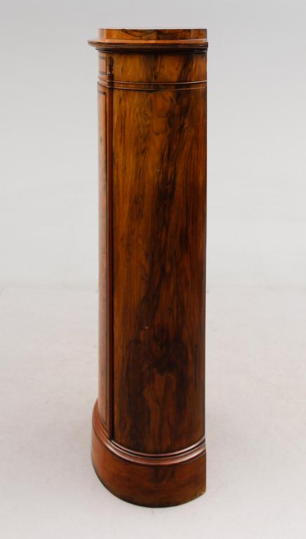 KOLONNSKÅP, 1800-talets mitt.