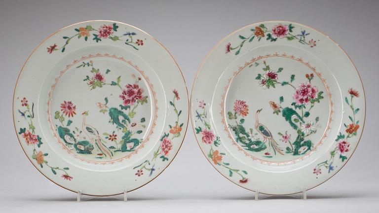 TALLRIKAR, ett par. Porslin,  Kina Qianglong(1736-1795).