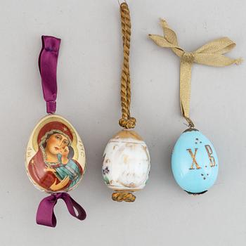 Ägg, 3 st, porslin, Ryssland, 1800-talets andra hälft.