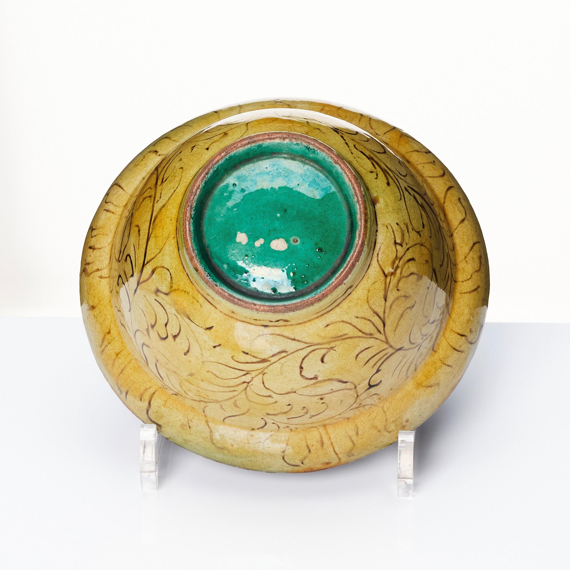 A Japanese kutani bowl, Edo period (1666-1868).