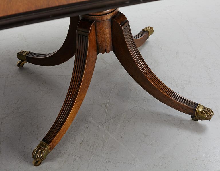 A mahogany George III-style diining table, later part of the 20th century.