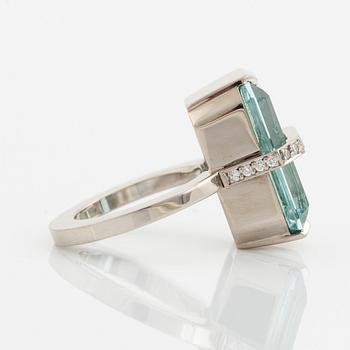 Efva Attling, "bend over ring", cocktailring med akvamarin och briljantslipade diamanter.