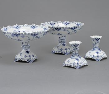 KAKFAT, 2 st, samt LJUSSTAKAR, ett par, porslin, "Musselmalet", Royal Copenhagen, 1900-talets andra hälft.