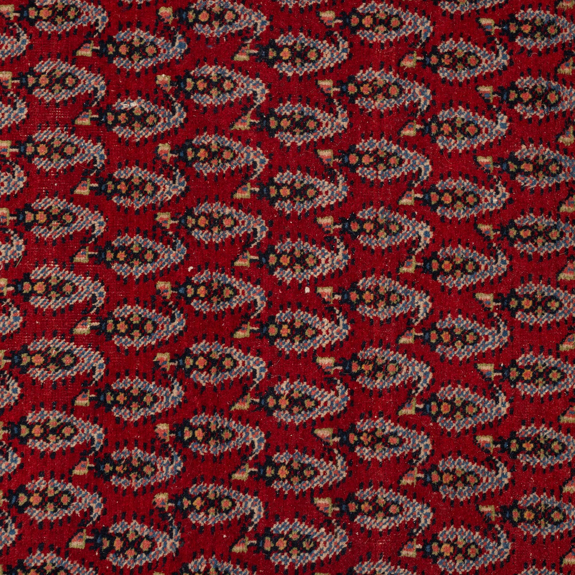 A rug, a semi-antique Oriental with Serabend patterns, ca 197,5-199 x 133,5-135,5 cm.