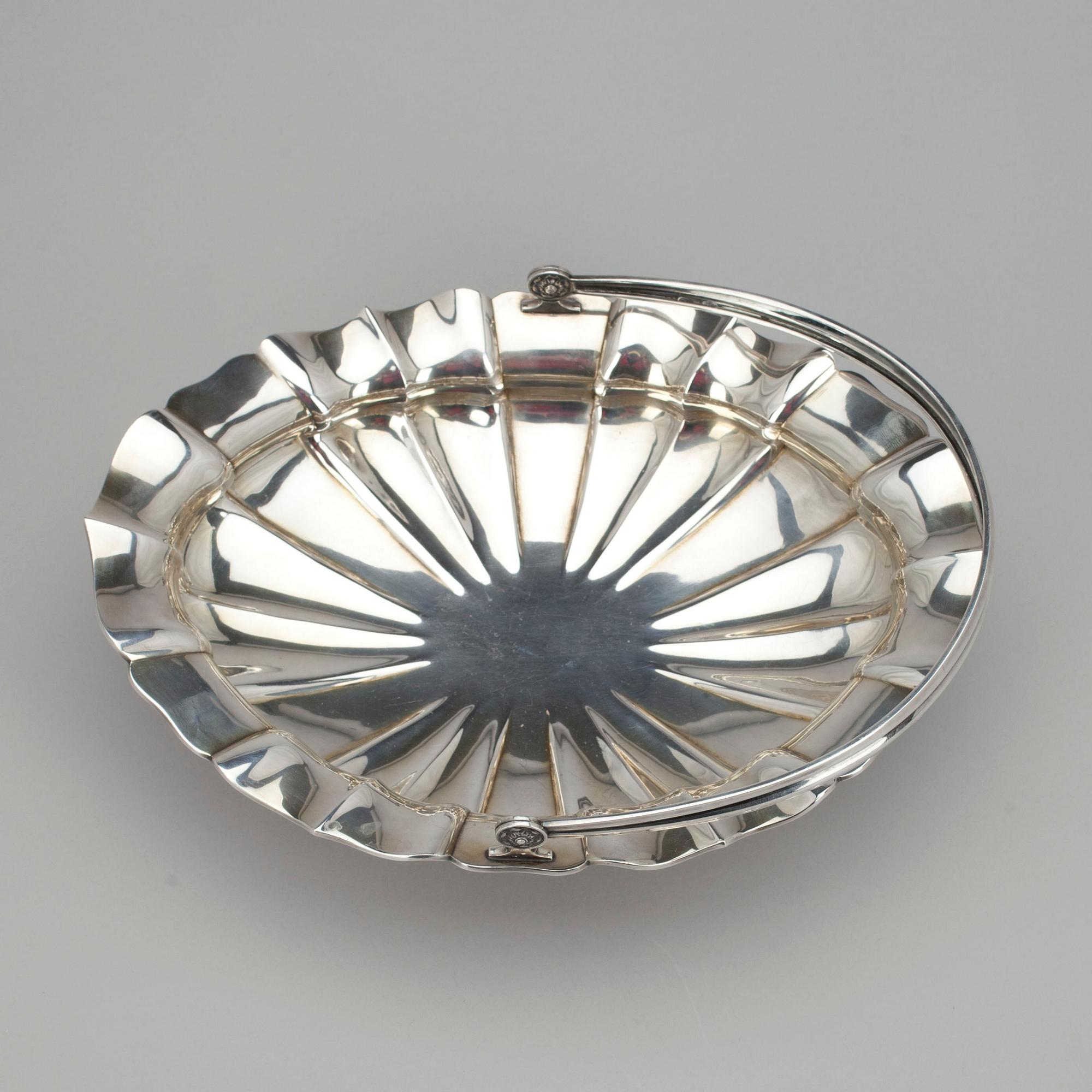BRÖDKORG, 813 silver, Kultakeskus 1945. Vikt 638 g.