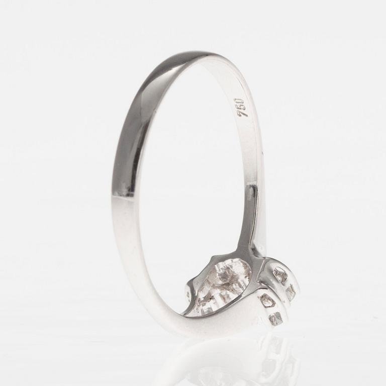 RING, 18K vitguld, fem diamanter, otydliga finska stämplar. Vikt 1,9 g.