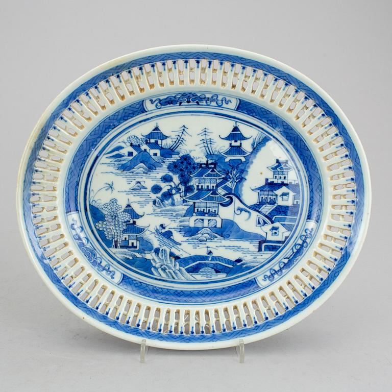 GALLERSKÅL MED FAT, porslin, Kina, tullmärkning, 1880-tal.