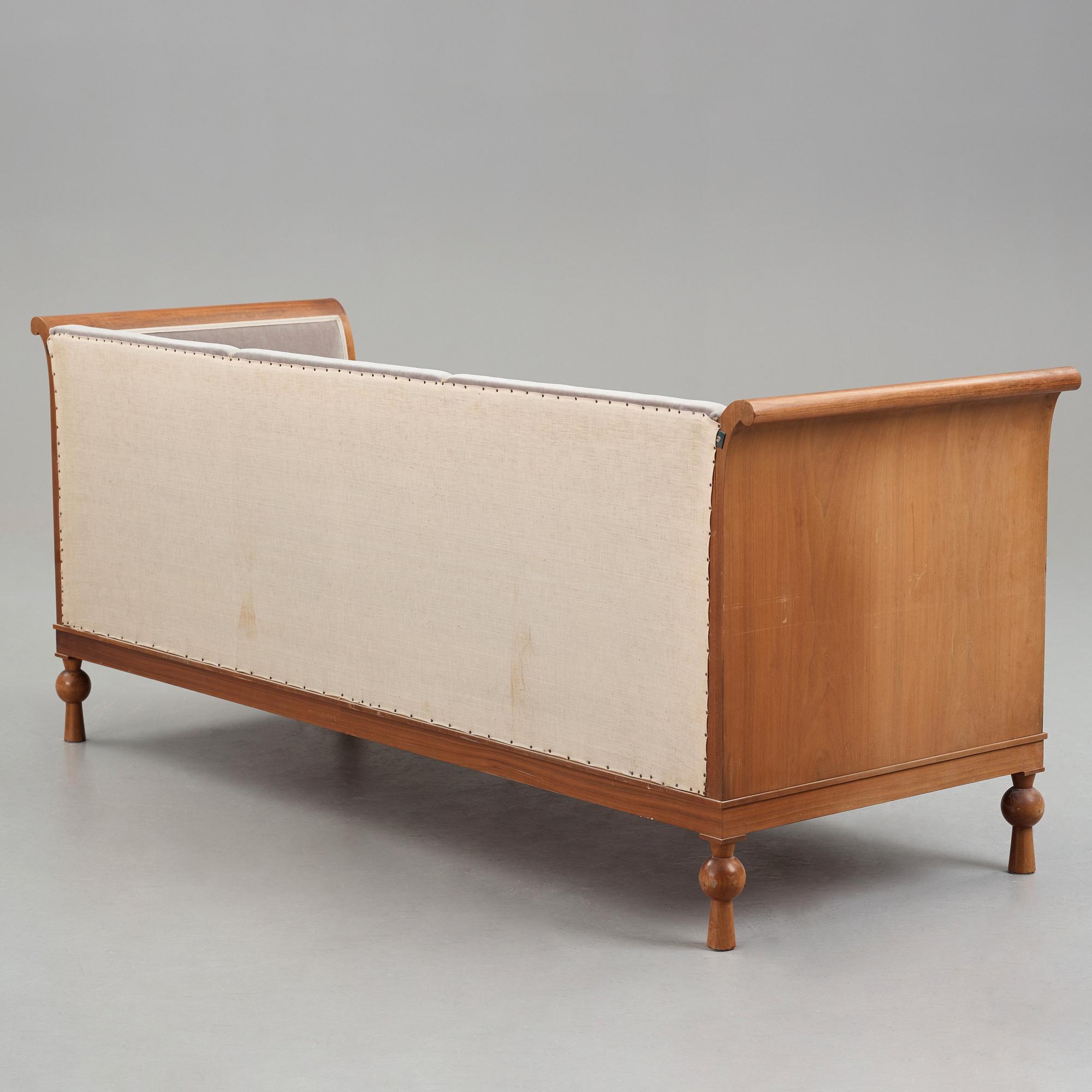 Swedish Grace, soffa, 1920-30-tal, enligt uppgift vinst i Stockholm Stads hantverkslotteri 1920-tal.