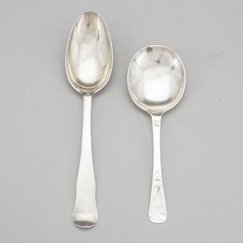 BÄGARE och SKEDAR, 3 del, bland annat en bägare av Johan Leffler, Falun, 1766. Vikt ca  125 g.