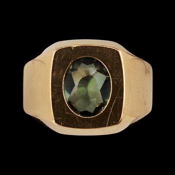 RING, 18 k guld med fasettslipad grön sten, Ceson, Göteborg, 1972. Vikt 8 g.