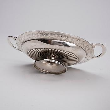 SERVERINGSSKÅL, silver, C. G. Hallberg, Stockholm 1890. Tot. vikt ca 476 g.