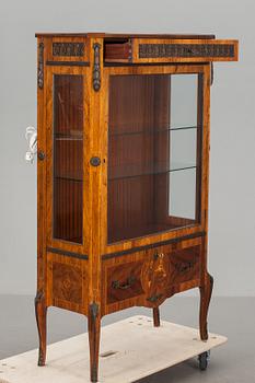 VITRINSKÅP, gustaviansk stil, 1900-tal.