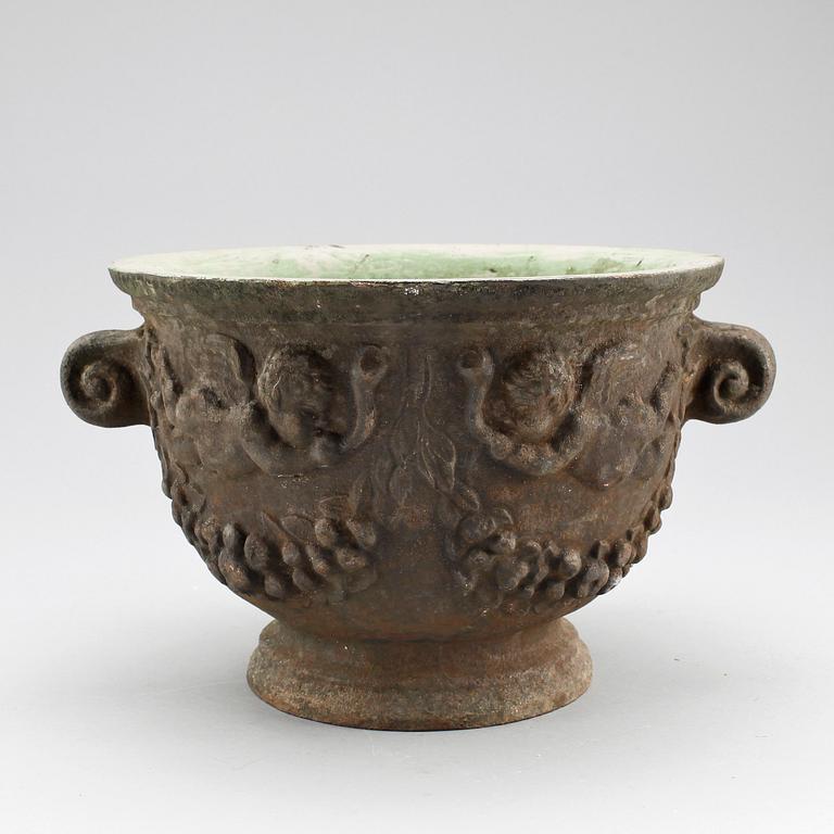 TRÄDGÅRDSURNA, gjutjärn, 1900-talets första hälft.