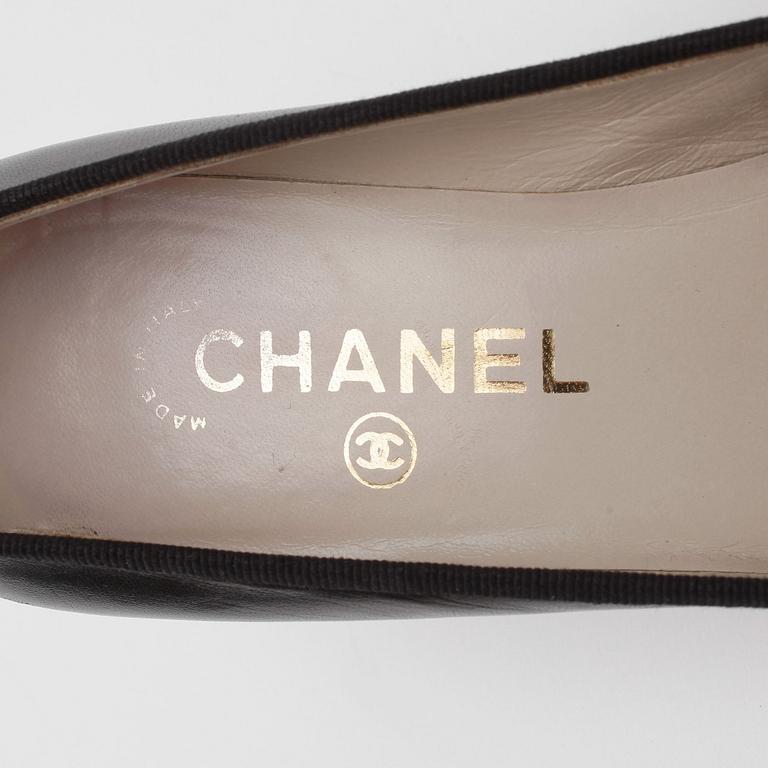 CHANEL, ett par pumps. Storlek 37.