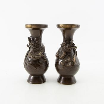 Vaser ett par Japan sent 1800-tal brons.