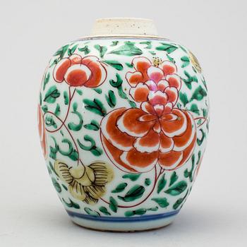 A Chinese porcelain wucai jarlet, Ming dynasty, 17th century.