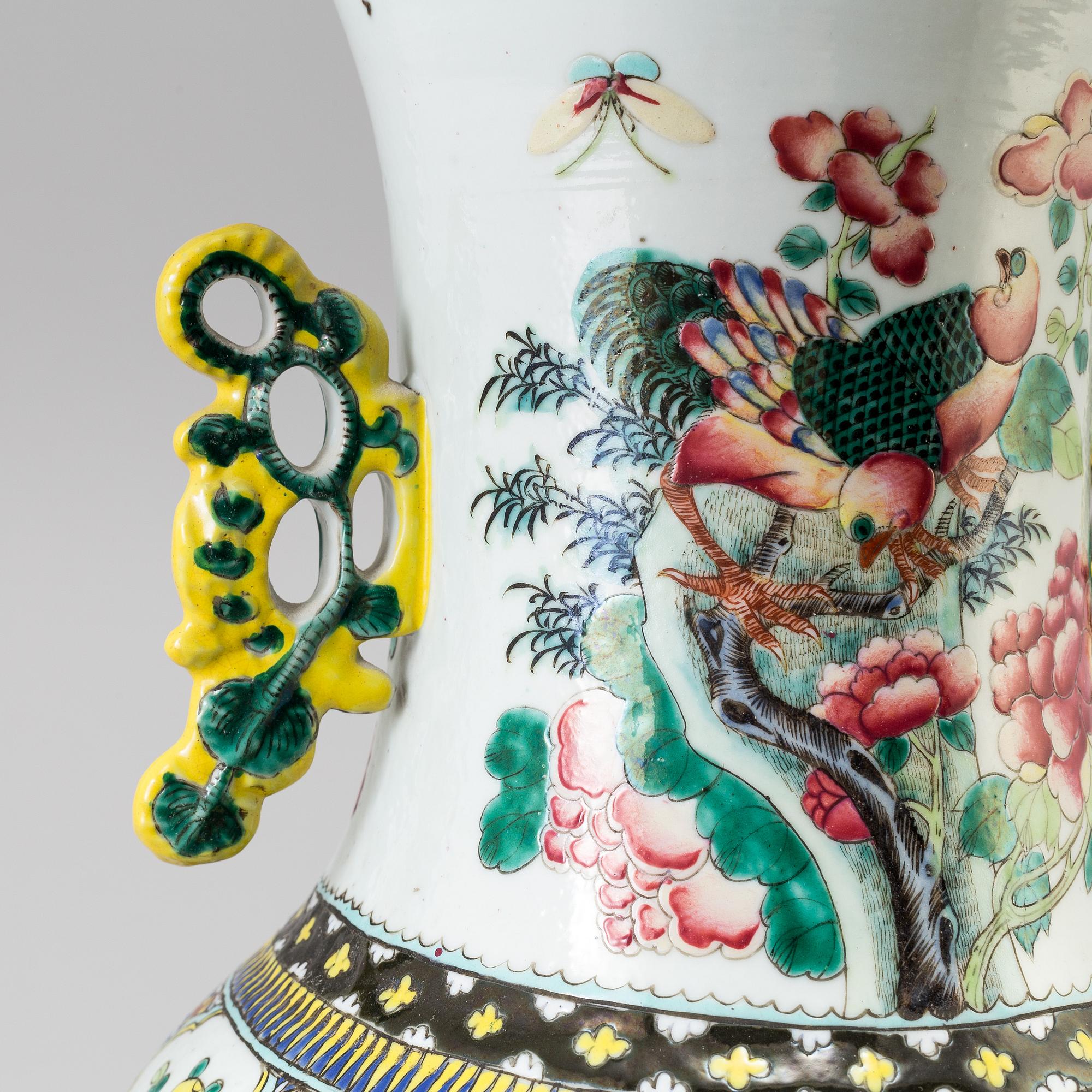 A Chinese porcelain vase, late Qing dynasty, circa 1900.