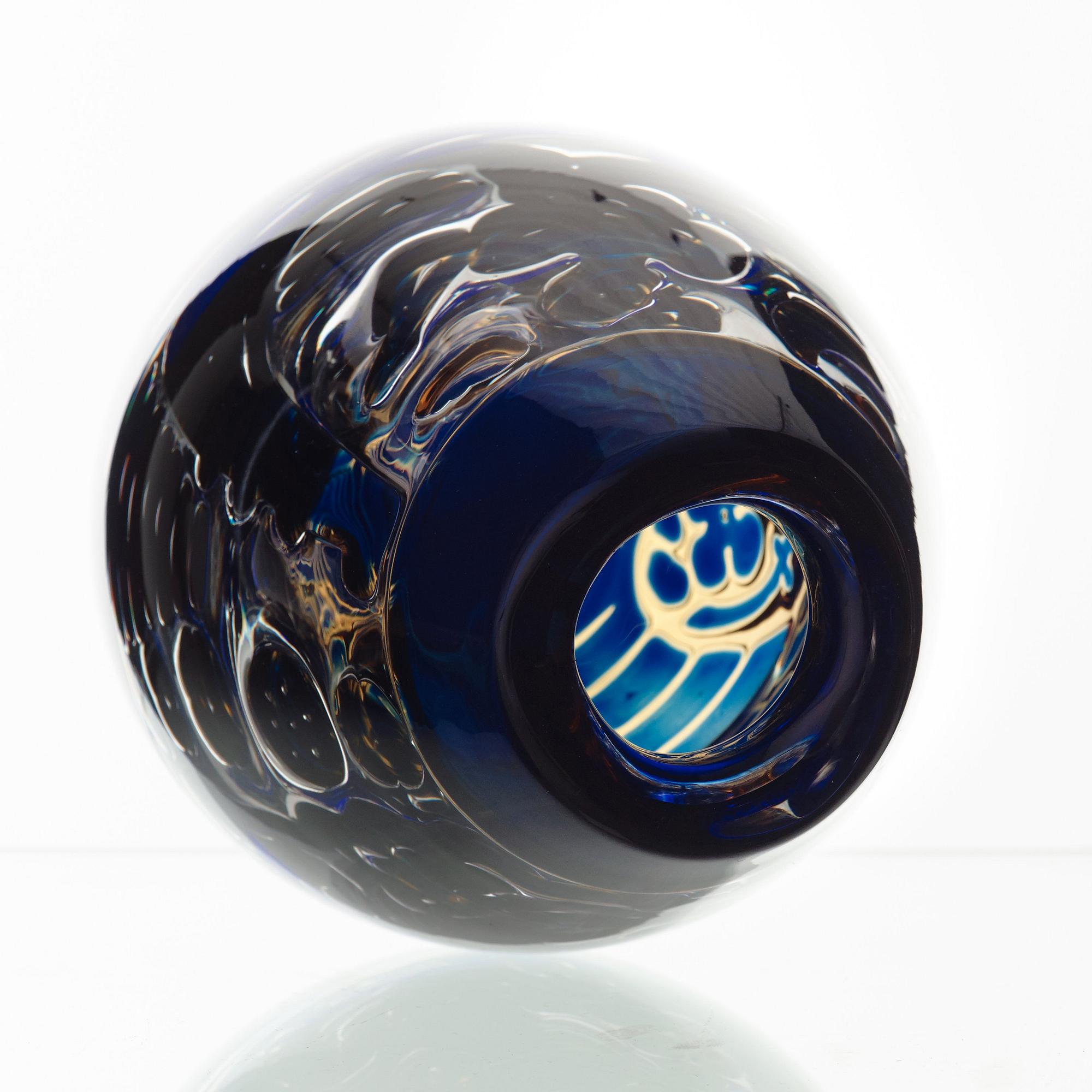 Edvin Öhrström, an 'Ariel' glass vase, Orrefors 1970.