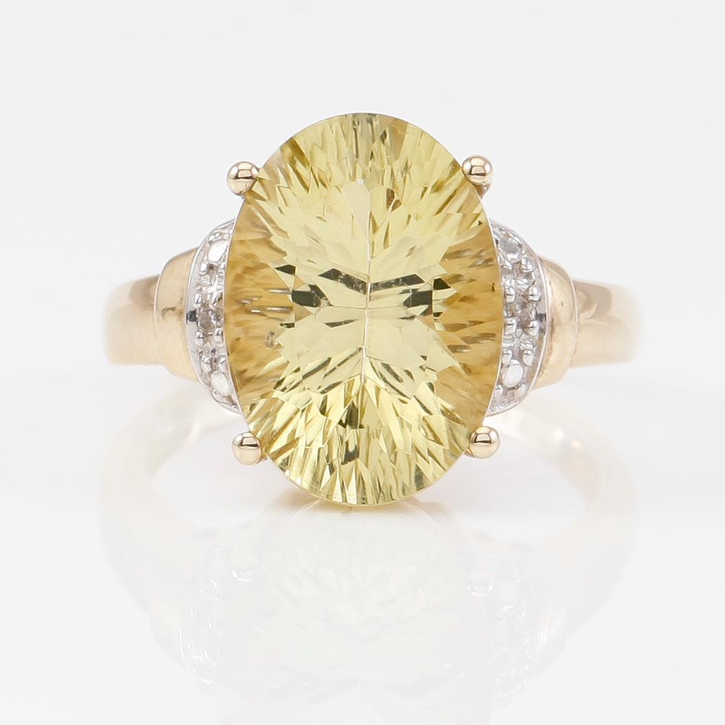 RING, 10K guld, mindre diamanter och kvarts.
