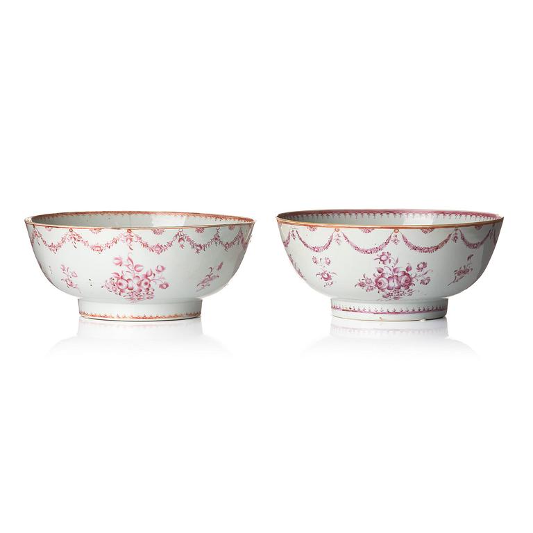 A pair of 'purpur camaieu' decorated punch bowls, Qing dynasty, Qianlong (1736-95).