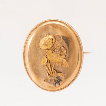 A 14K gold brooch.