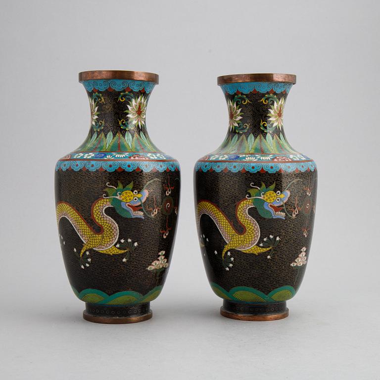 A pair of Japanese cloissoné vases, 20th century.