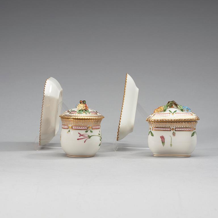 CREMEKOPPAR med LOCK och FAT, åtta stycken (6+2), porslin. "Flora Danica", Kunglig Dansk, 1900-tal.