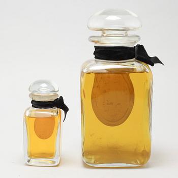 "Caléche", factices, two perfumebottles.