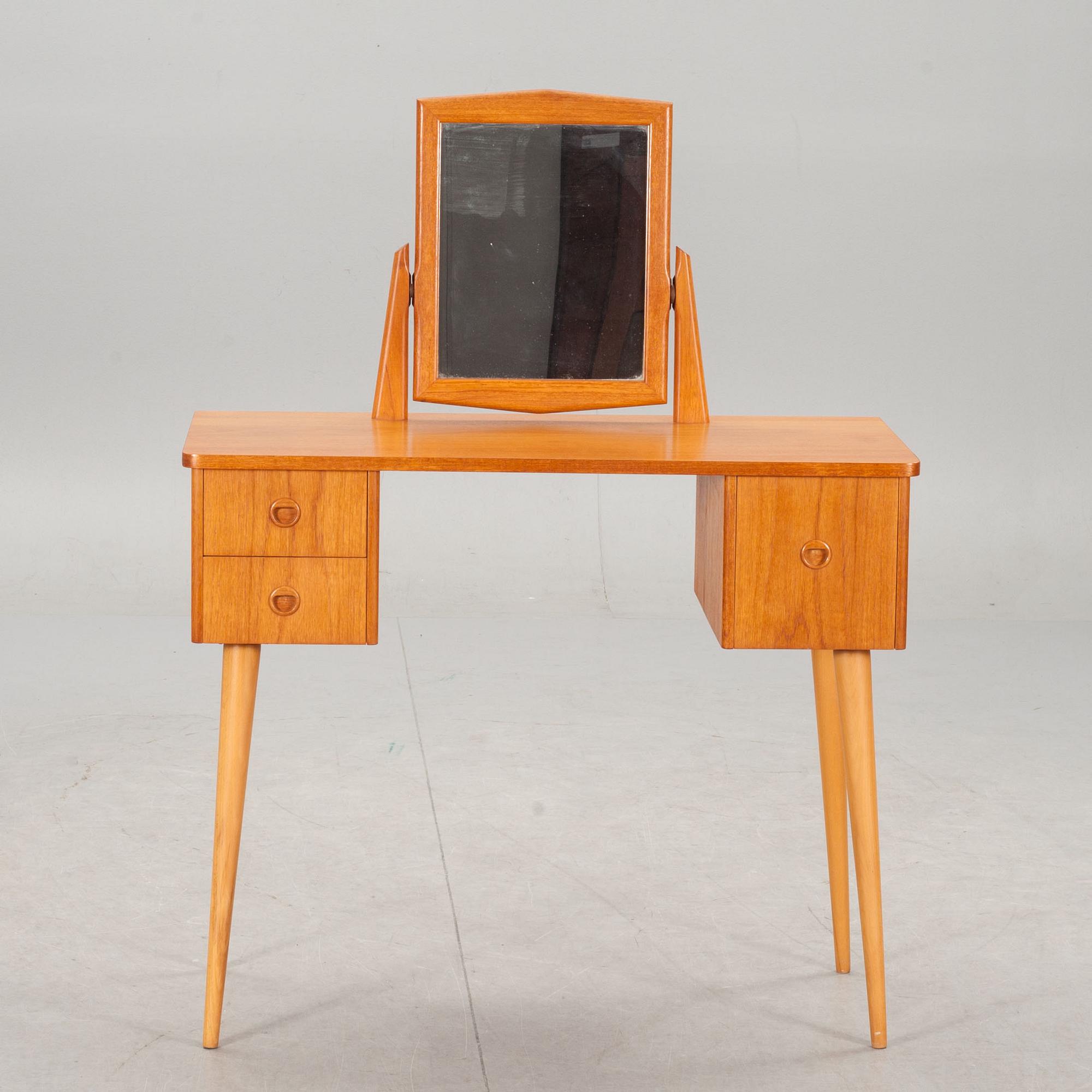 TOILETTBORD, 1900-talets andra hälft.