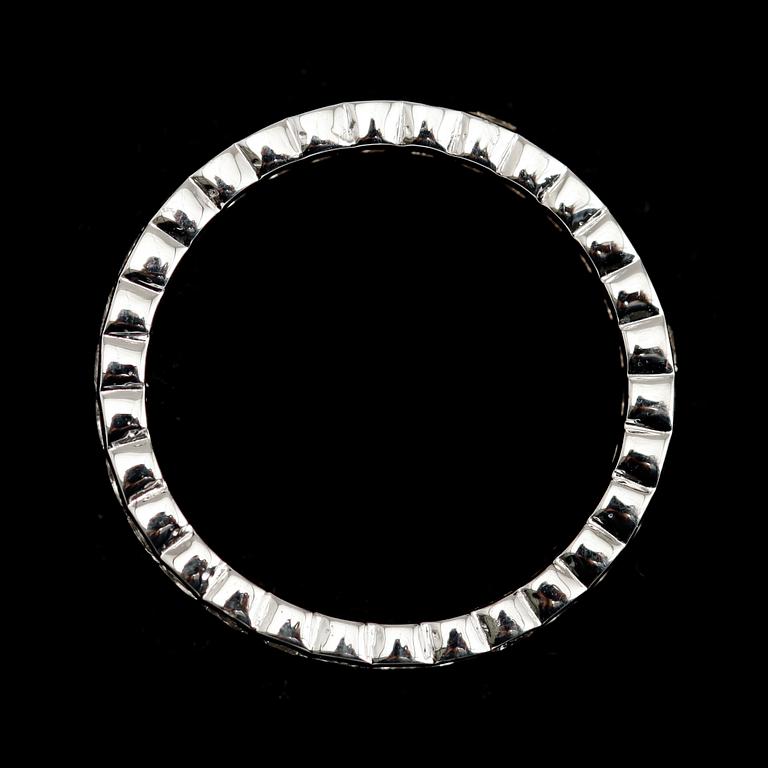 RING, 10 k vitguld, diamanter tot ca 1.0 ct.
