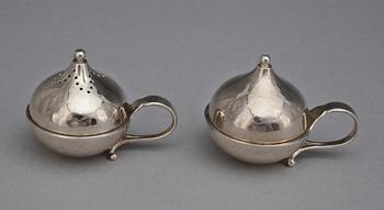 SALT- OCH PEPPARSTRÖARE, ett par, sterling silver, Harald Nielsen, Georg Jensen, Danmark 1945-1951. Tot vikt ca 68.