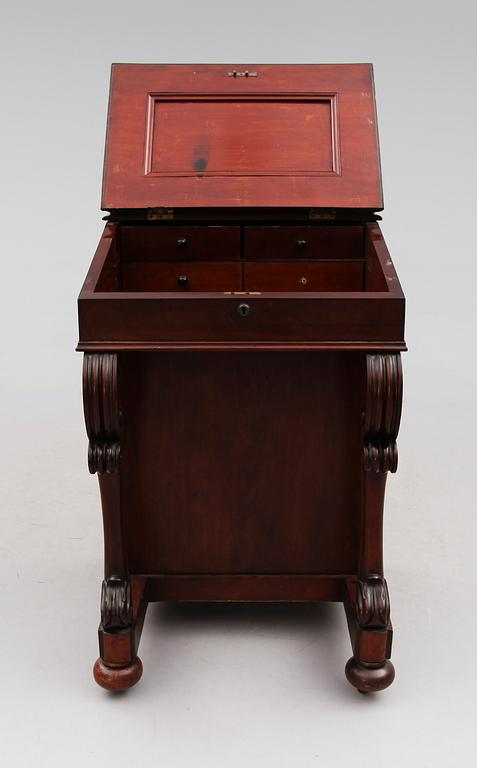 SKRIVPULPET, s k davenport, England, 1800-talets andra hälft.