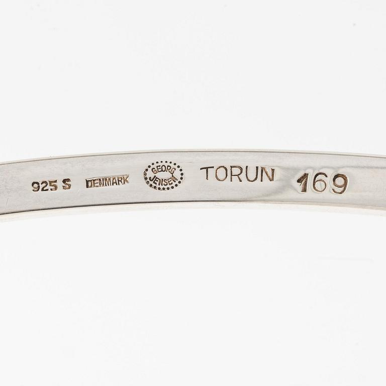 Vivianna Torun Bülow-Hübe, halsring med hänge, sterlingsilver och ametist, för Georg Jensen.