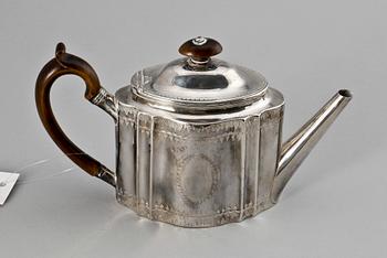 TEKANNA, silver, Robert Hennell I, London, 1788. Vikt tot 377g.