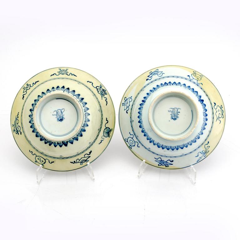A pair of Qing Dynasty porcelain bowls.