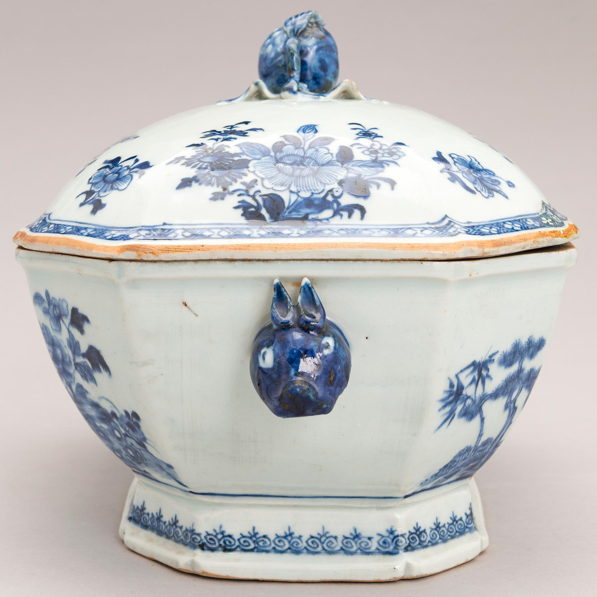 A Chinese Qianlong (1736-1795) porcelain tureen.