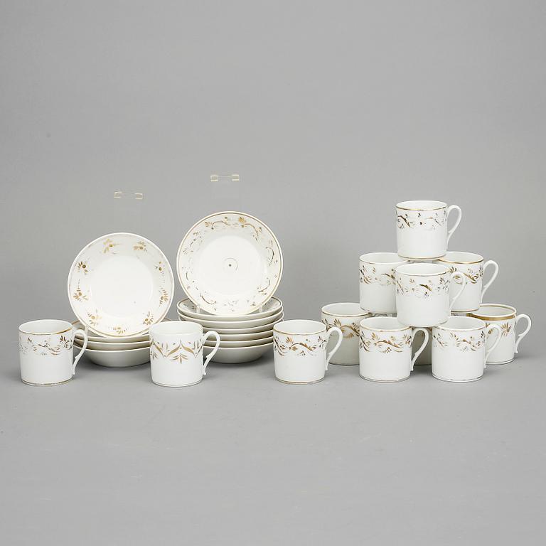 KAFFEKOPPAR, 12 st, porslin. Stämplade TGC, Paris, 1800-talets andra kvartal.