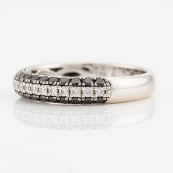 Ring, 18K vitguld med svarta och vita briljantslipade diamanter.