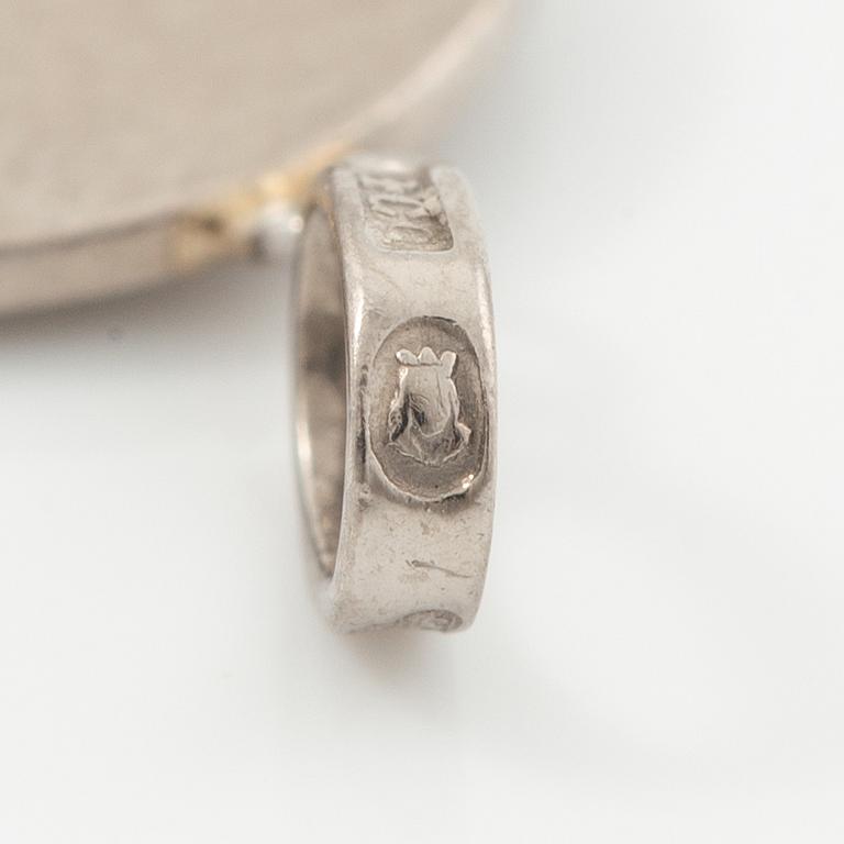 Two pendants in 18K gold and white gold.