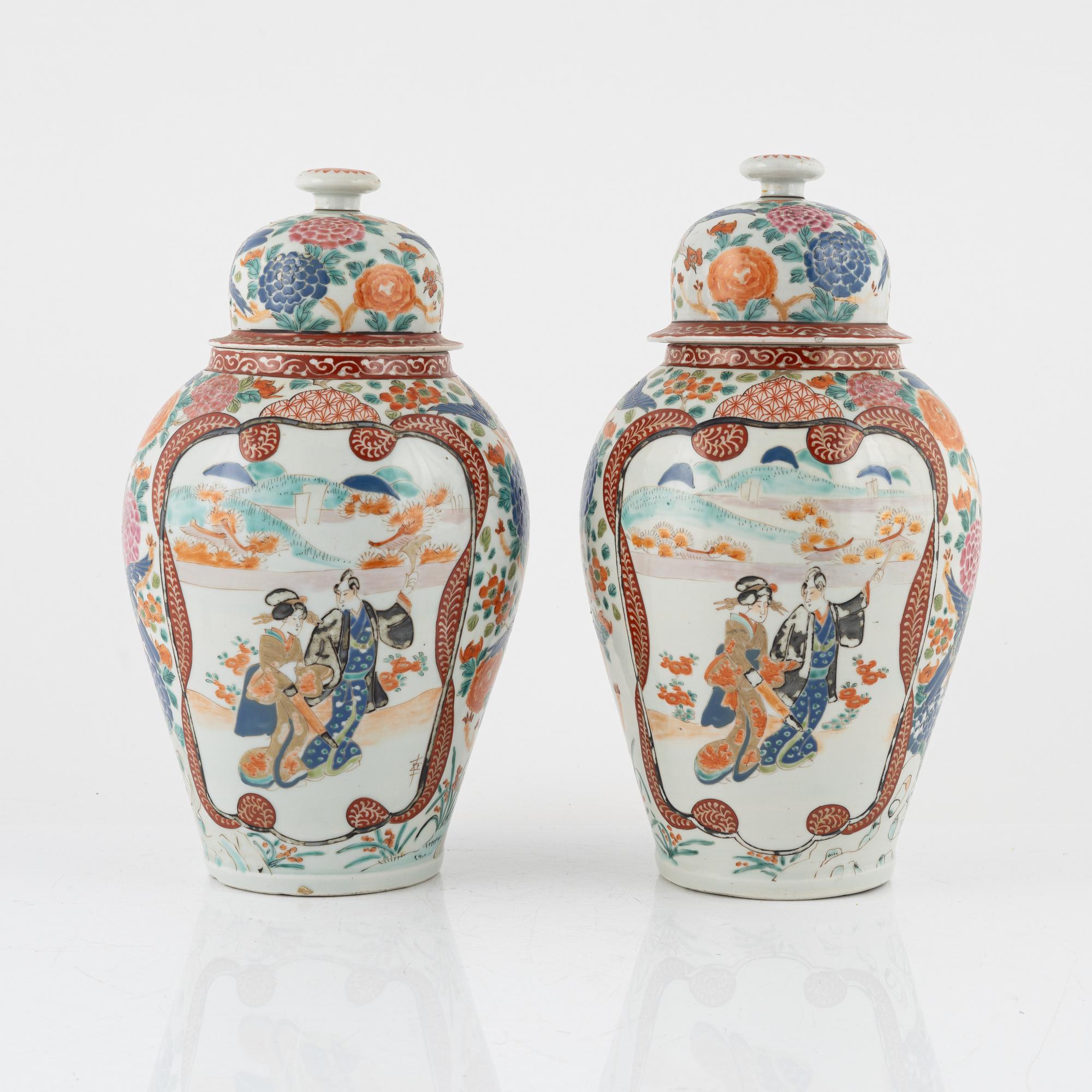 A pair of lidded porcelain urns, Japan, early 20th century.