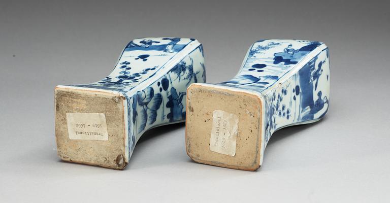 A pair of blue and white transitional vases, 17th Century.