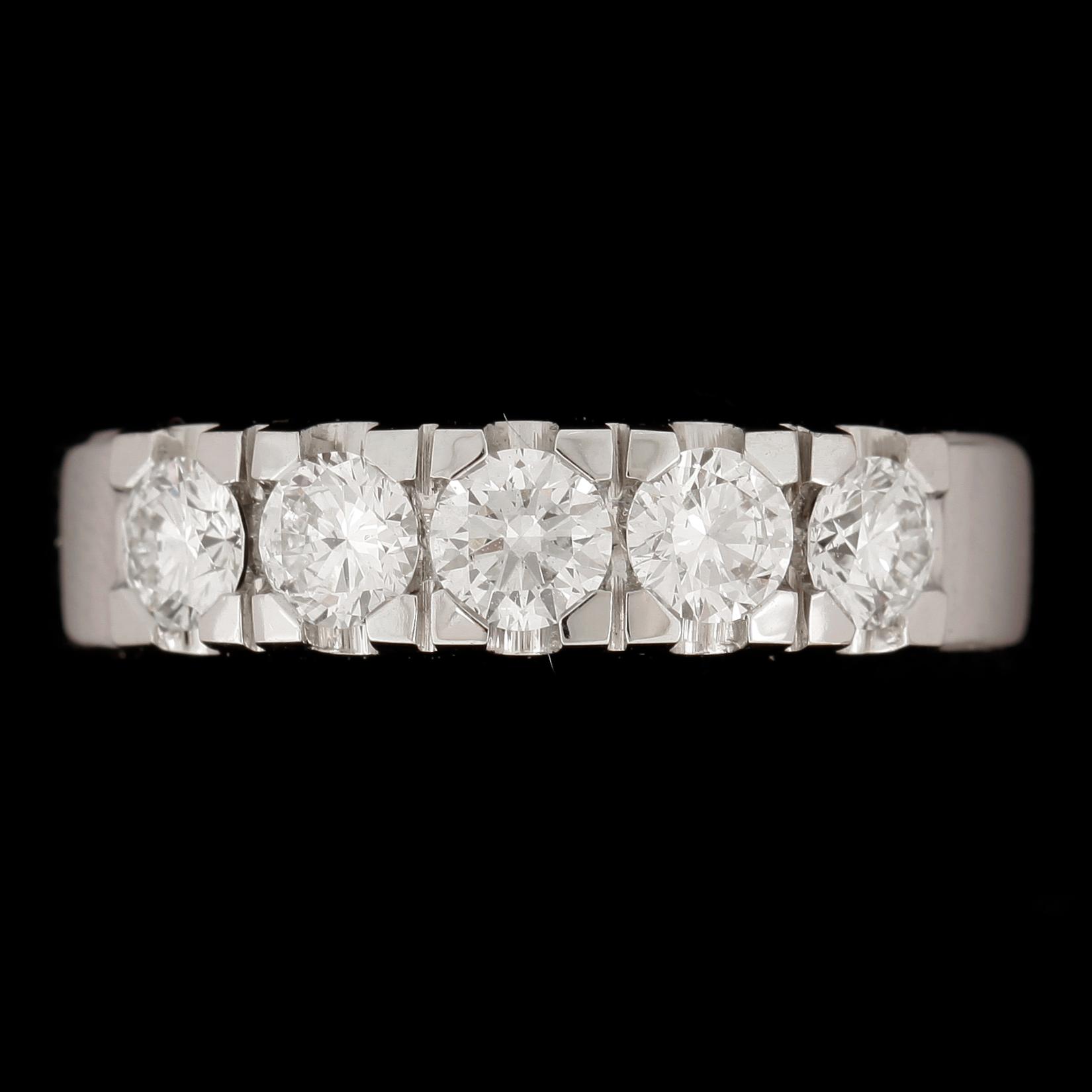 RING, 18k vitguld, 5 briljantslipade diamanter tot ca 0,81ct. Vikt ca 5,18 gram.