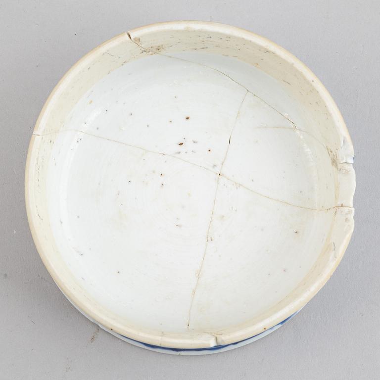 A chinese blue and white porcelain ginger jar, Qing dynasty, 18/19th century.