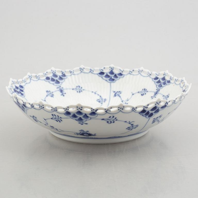 A group of three dishes and a cofee pot, "Blue fluted Full Lace" and "Blue Fluted Plain"/"Musselmalet", Royal Copenhagen.