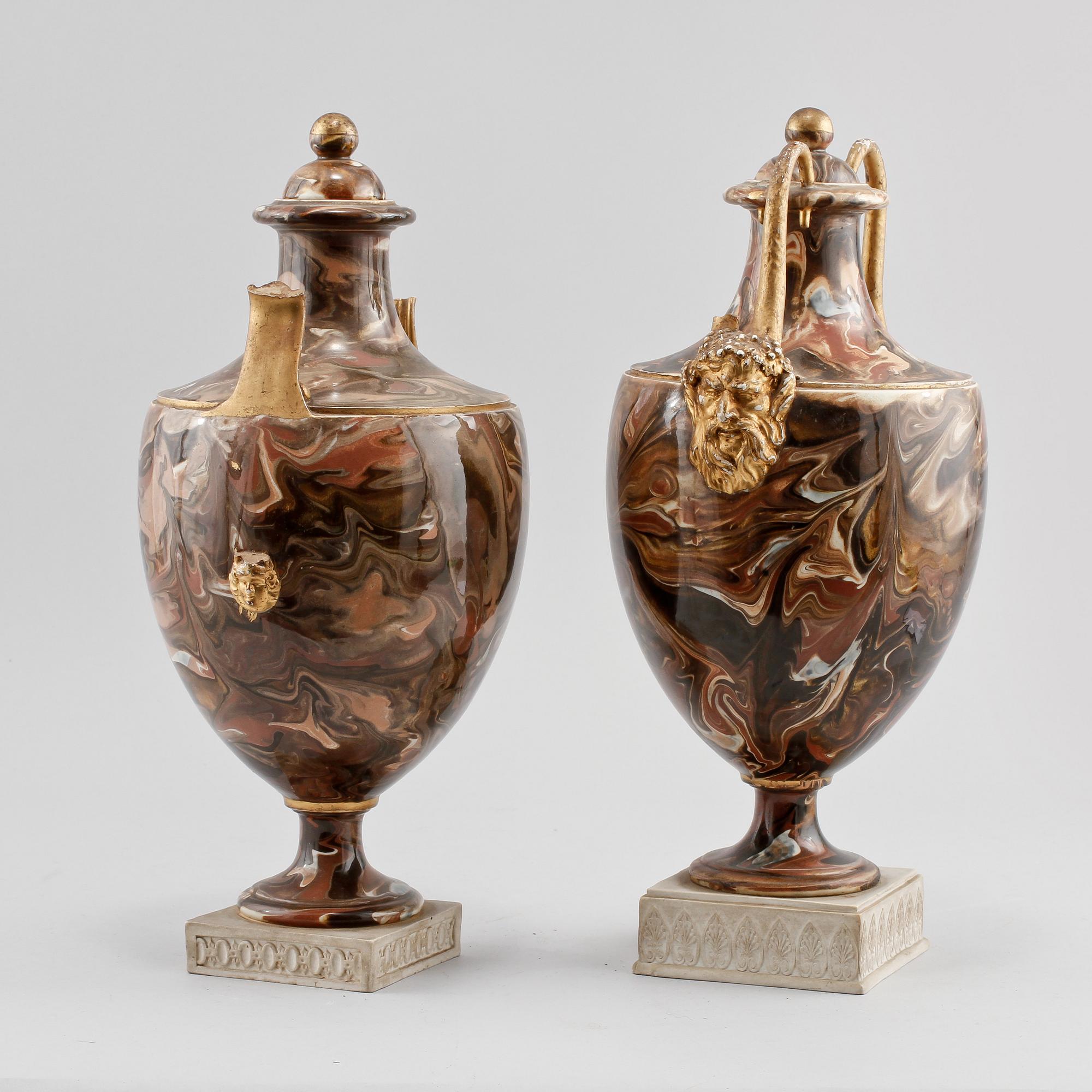 LOCKURNOR, ett par, fajans, Wedgwood, omkring 1800.